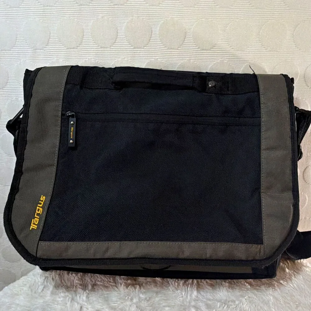 Targus 15” Padded Laptop Messenger Bag Black Gray Shoulder Strap